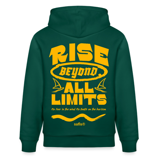 Detailansicht des gelben Backprints 'RISE BEYOND ALL LIMITS' auf einem forrestgrünen Hoodie von safis®. Der Windsurf-Slogan 'No fear in the wind No limits on the horizon' ist in Schreibschrift zu sehen, darunter das safis® Logo. -rise all limits- Unisex Bio-Hoodie CRUISER - Forest