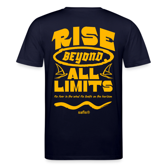 Detailansicht des gelben Backprints 'RISE BEYOND ALL LIMITS' auf einem navy T-Shirt von safis®. Der Windsurf-Slogan 'No fear in the wind No limits on the horizon' ist in Schreibschrift zu sehen, darüber das safis® Logo. Nachhaltige Windsurf-Kleidung. -rise all limits- Unisex Bio-T-Shirt CREATOR -backprint- - Navy