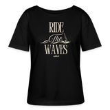 Relaxed Rundhals Frauen Bio-T-Shirt -ride the waves- - Schwarz