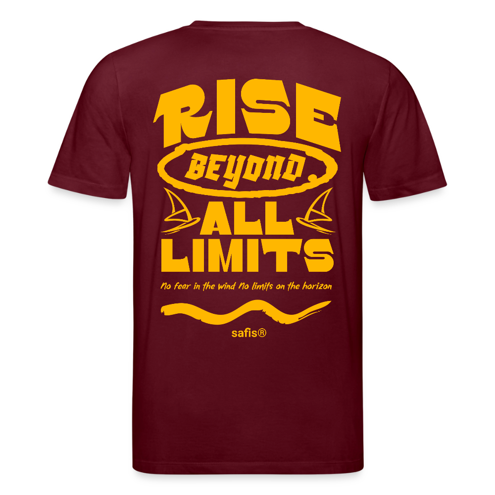 Detailansicht des gelben Backprints 'RISE BEYOND ALL LIMITS' auf einem burgunderrot T-Shirt von safis®. Der Windsurf-Slogan 'No fear in the wind No limits on the horizon' ist in Schreibschrift zu sehen, darüber das safis® Logo. Nachhaltige Windsurf-Kleidung.-rise all limits- Unisex Bio-T-Shirt CREATOR -backprint- - Burgunderrot