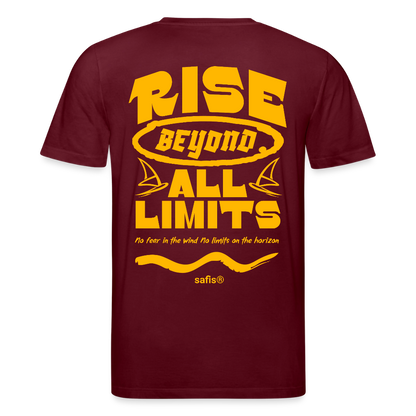 Detailansicht des gelben Backprints 'RISE BEYOND ALL LIMITS' auf einem burgunderrot T-Shirt von safis®. Der Windsurf-Slogan 'No fear in the wind No limits on the horizon' ist in Schreibschrift zu sehen, darüber das safis® Logo. Nachhaltige Windsurf-Kleidung.-rise all limits- Unisex Bio-T-Shirt CREATOR -backprint- - Burgunderrot