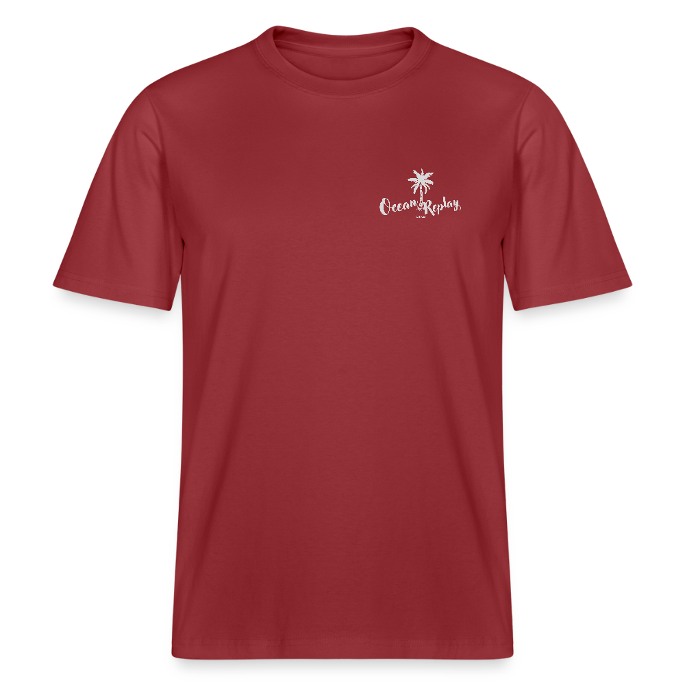 Vorder- und Rückansicht eines erdroten Relaxed Fit T-Shirts mit weißem Ocean Replay Rückenprint, der Palmen und einen Windsurfer zeigt.