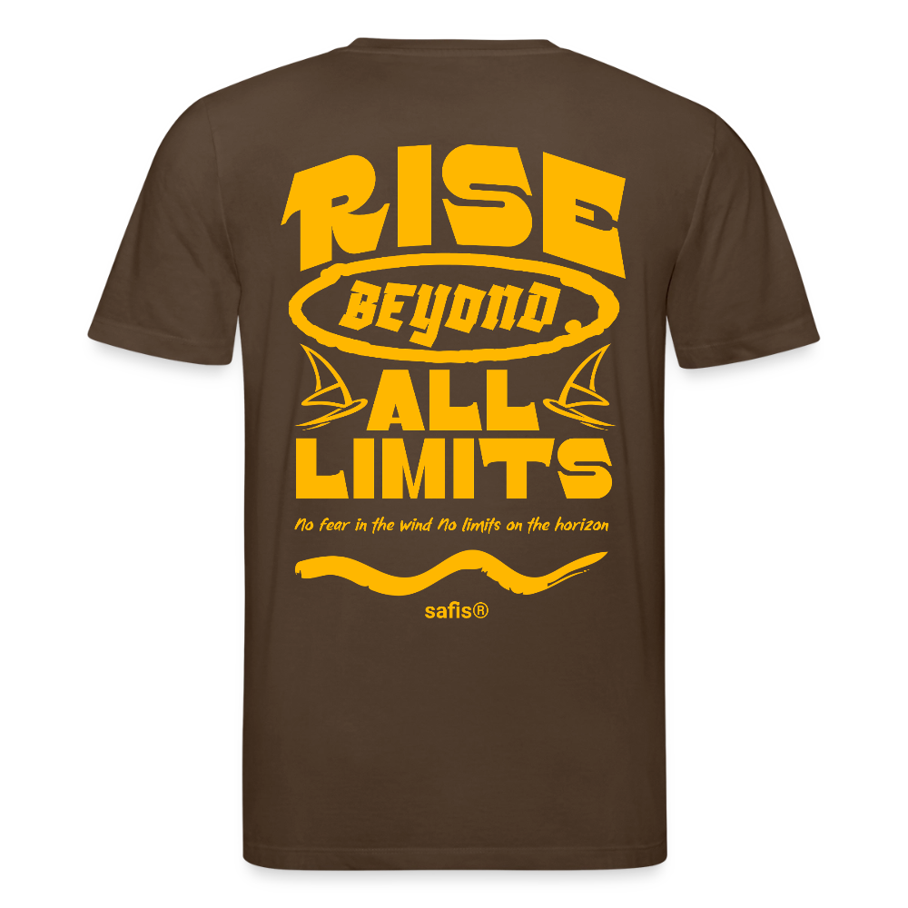 Detailansicht des gelben Backprints 'RISE BEYOND ALL LIMITS' auf einem dunkelbraunem T-Shirt von safis®. Der Windsurf-Slogan 'No fear in the wind No limits on the horizon' ist in Schreibschrift zu sehen, darüber das safis® Logo. Nachhaltige Windsurf-Kleidung. -rise all limits- Unisex Bio-T-Shirt CREATOR -backprint- - Dunkelbraun