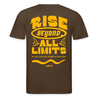 Detailansicht des gelben Backprints 'RISE BEYOND ALL LIMITS' auf einem dunkelbraunem T-Shirt von safis®. Der Windsurf-Slogan 'No fear in the wind No limits on the horizon' ist in Schreibschrift zu sehen, darüber das safis® Logo. Nachhaltige Windsurf-Kleidung. -rise all limits- Unisex Bio-T-Shirt CREATOR -backprint- - Dunkelbraun