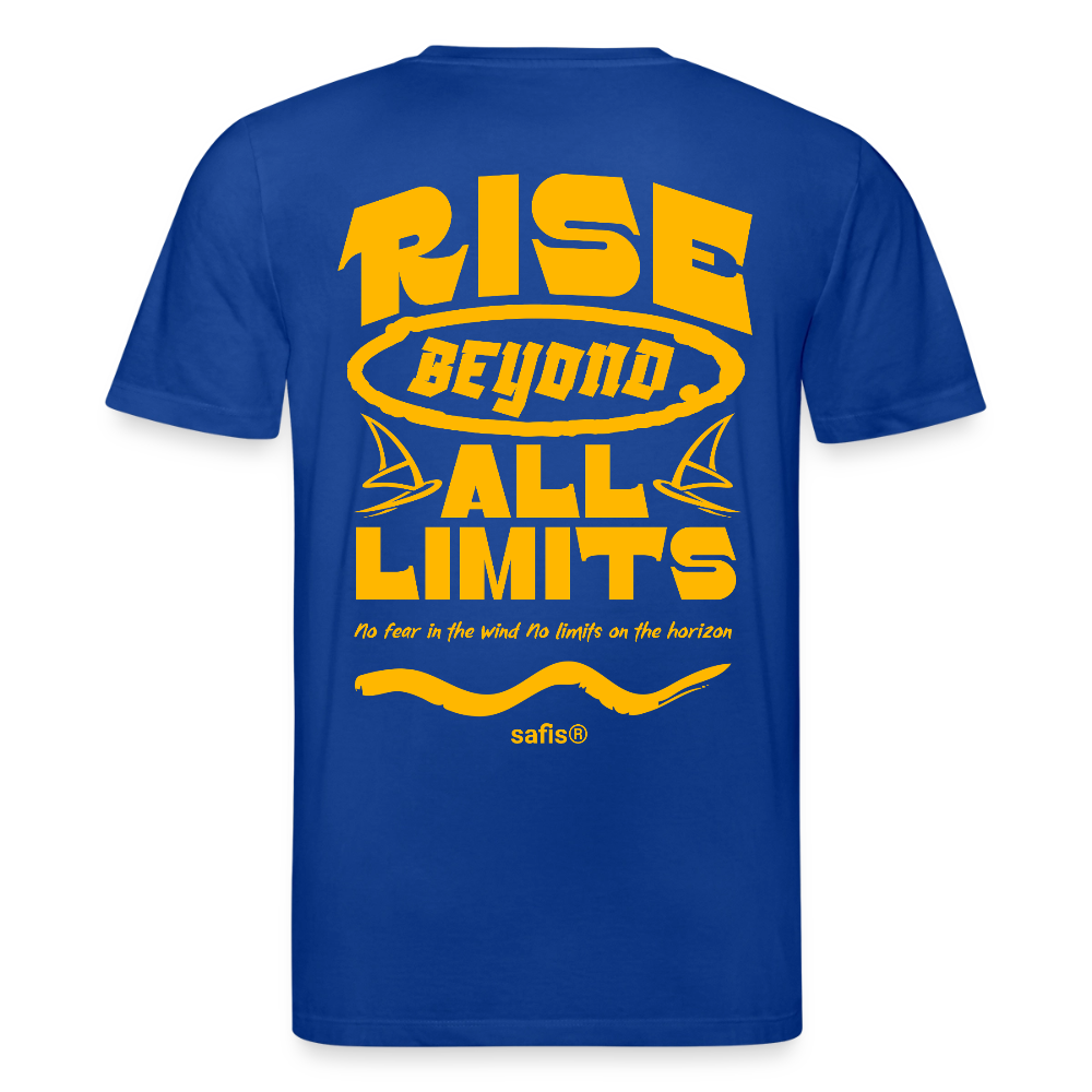 Detailansicht des gelben Backprints 'RISE BEYOND ALL LIMITS' auf einem blauen T-Shirt von safis®. Der Windsurf-Slogan 'No fear in the wind No limits on the horizon' ist in Schreibschrift zu sehen, darüber das safis® Logo. Nachhaltige Windsurf-Kleidung. -rise all limits- Unisex Bio-T-Shirt CREATOR -backprint- - Dunkelblau