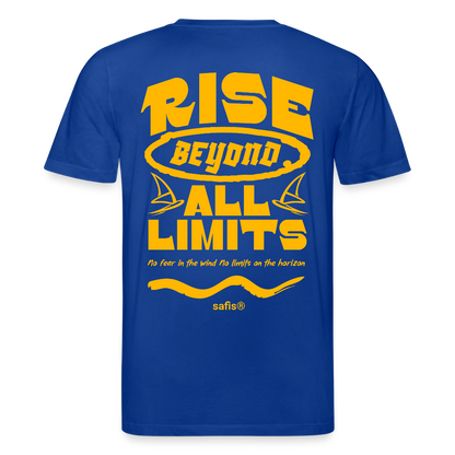 Detailansicht des gelben Backprints 'RISE BEYOND ALL LIMITS' auf einem blauen T-Shirt von safis®. Der Windsurf-Slogan 'No fear in the wind No limits on the horizon' ist in Schreibschrift zu sehen, darüber das safis® Logo. Nachhaltige Windsurf-Kleidung. -rise all limits- Unisex Bio-T-Shirt CREATOR -backprint- - Dunkelblau