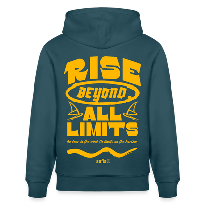 Detailansicht des gelben Backprints 'RISE BEYOND ALL LIMITS' auf einem petrofarbenem Hoodie von safis®. Der Windsurf-Slogan 'No fear in the wind No limits on the horizon' ist in Schreibschrift zu sehen, darunter das safis® Logo. -rise all limits- Unisex Bio-Hoodie CRUISER - Dunkles Petrol