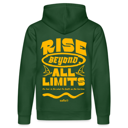 Detailansicht des gelben Backprints 'RISE BEYOND ALL LIMITS' auf einem flaschengrünen Hoodie von safis®. Der Windsurf-Slogan 'No fear in the wind No limits on the horizon' ist in Schreibschrift zu sehen, darunter das safis® Logo. Nachhaltige Windsurf-Kleidung.-rise all limits- Unisex Bio-Hoodie DRUMMER - Flaschengrün