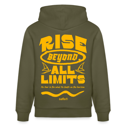 Detailansicht des gelben Backprints 'RISE BEYOND ALL LIMITS' auf einem khaki grünen Hoodie von safis®. Der Windsurf-Slogan 'No fear in the wind No limits on the horizon' ist in Schreibschrift zu sehen, darunter das safis® Logo. -rise all limits- Unisex Bio-Hoodie CRUISER - Khaki Grün