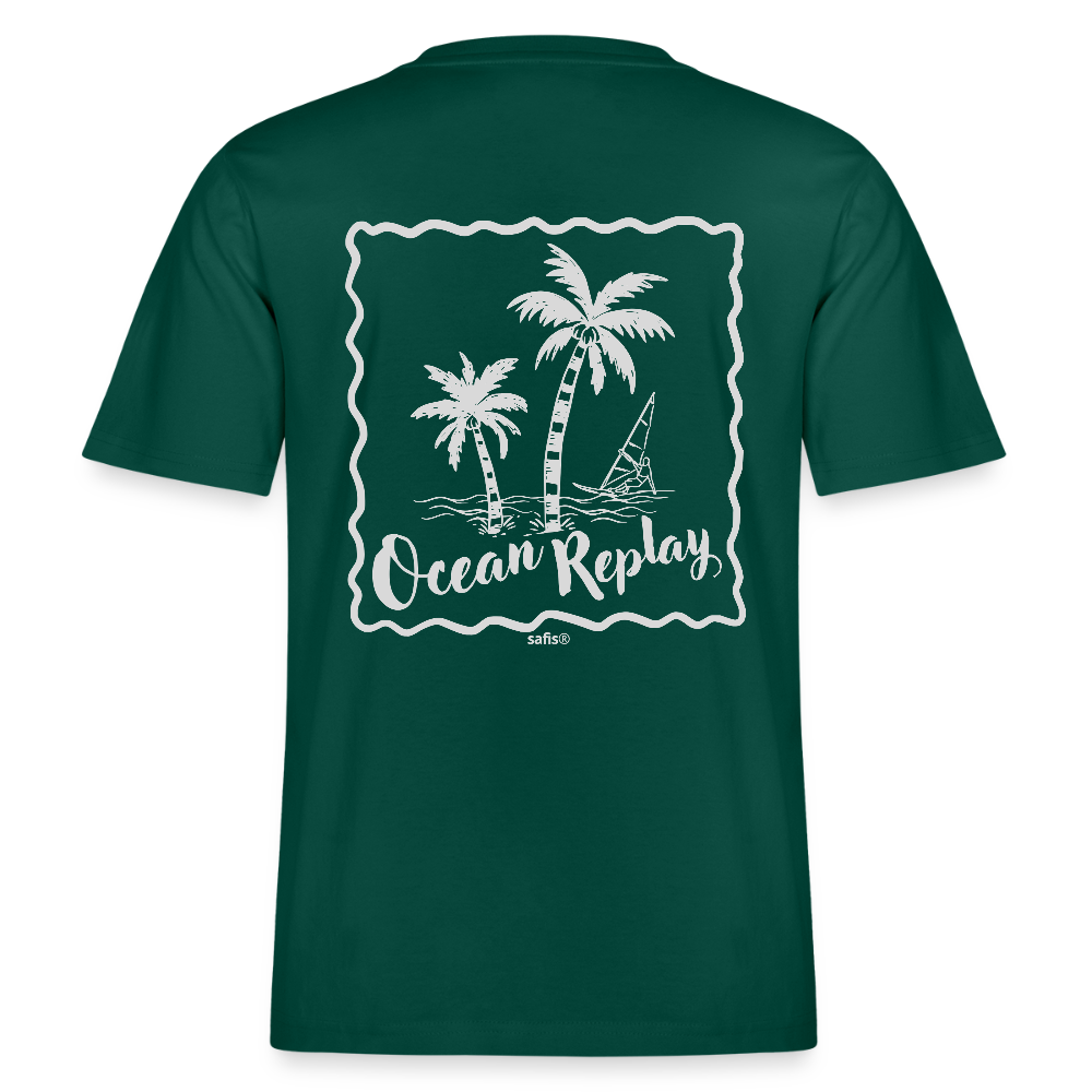 Vorder- und Rückansicht eines waldfarbenen Relaxed Fit T-Shirts mit weißem Ocean Replay Rückenprint, der Palmen und einen Windsurfer zeigt.