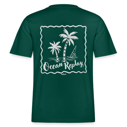 Vorder- und Rückansicht eines waldfarbenen Relaxed Fit T-Shirts mit weißem Ocean Replay Rückenprint, der Palmen und einen Windsurfer zeigt.