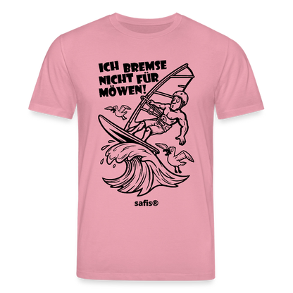 Schwarzer print vorn auf einem lilafarbenen safis® T-Shirt aus Bio-Baumwolle mit der Aufschrift 'ICH BREMSE NICHT FÜR MÖWEN!'. Die Cartoon-Grafik zeigt einen Windsurfer mit Helm auf einer Welle, umringt von fliegenden Möwen. -Möwe- Unisex Bio-T-Shirt CREATOR - Lila Traum