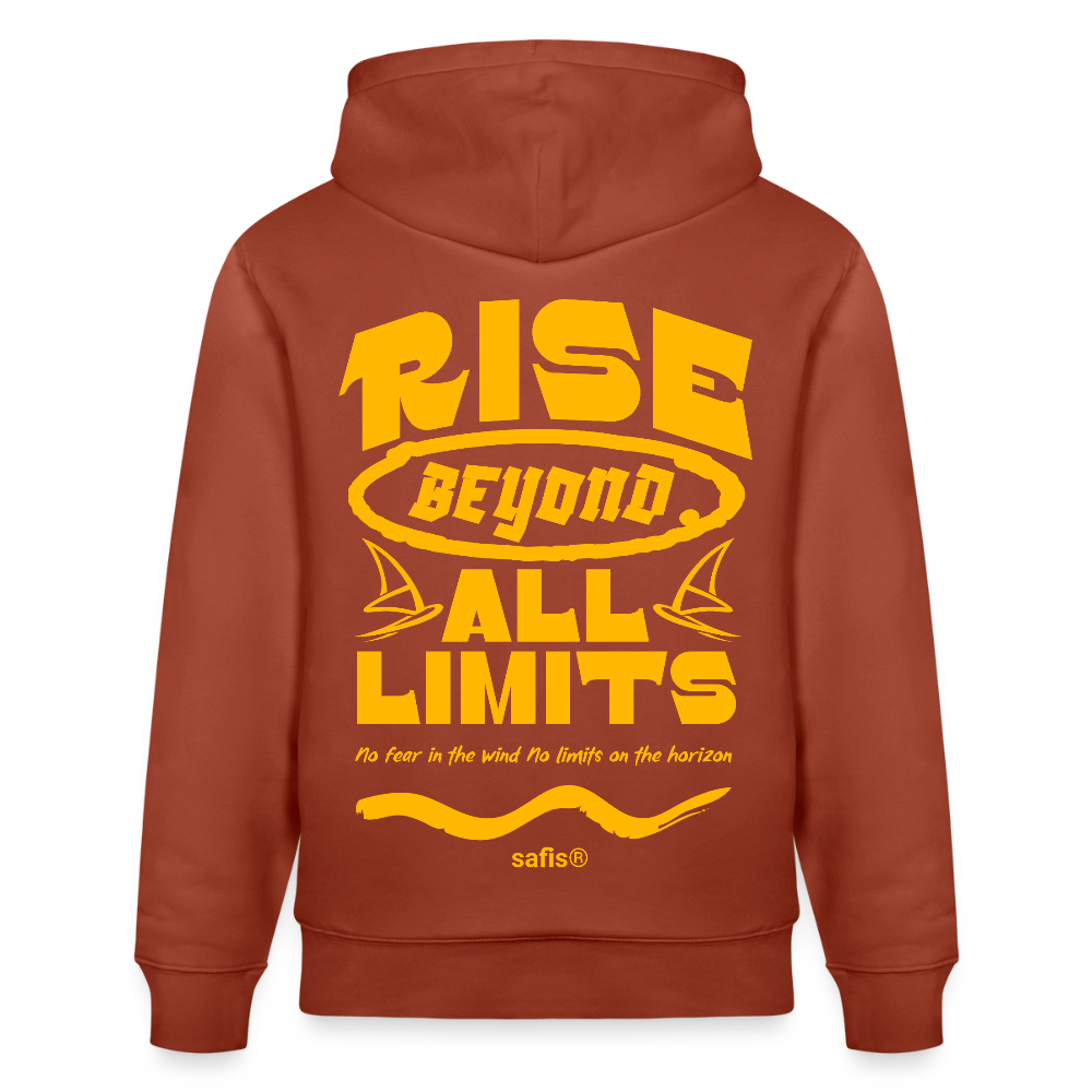 Detailansicht des gelben Backprints 'RISE BEYOND ALL LIMITS' auf einem terrakottafarbenem Hoodie von safis®. Der Windsurf-Slogan 'No fear in the wind No limits on the horizon' ist in Schreibschrift zu sehen, darunter das safis® Logo. -rise all limits- Unisex Bio-Hoodie CRUISER - Terrakotta