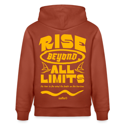 Detailansicht des gelben Backprints 'RISE BEYOND ALL LIMITS' auf einem terrakottafarbenem Hoodie von safis®. Der Windsurf-Slogan 'No fear in the wind No limits on the horizon' ist in Schreibschrift zu sehen, darunter das safis® Logo. -rise all limits- Unisex Bio-Hoodie CRUISER - Terrakotta