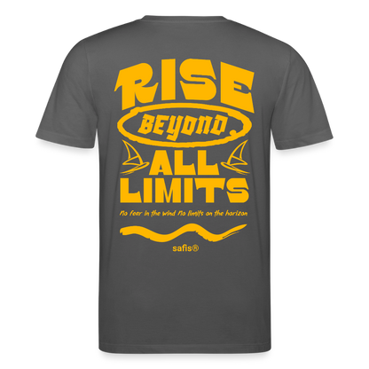 Detailansicht des gelben Backprints 'RISE BEYOND ALL LIMITS' auf einem anthrazit T-Shirt von safis®. Der Windsurf-Slogan 'No fear in the wind No limits on the horizon' ist in Schreibschrift zu sehen, darüber das safis® Logo. Nachhaltige Windsurf-Kleidung.-rise all limits- Unisex Bio-T-Shirt CREATOR -backprint- - Anthrazit