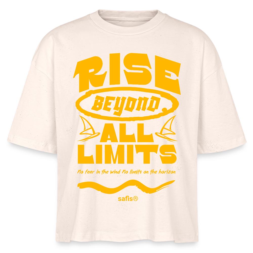 Detailansicht des gelben Backprints 'RISE BEYOND ALL LIMITS' auf einem naturweißen T-Shirt von safis®. Der Windsurf-Slogan 'No fear in the wind No limits on the horizon' ist in Schreibschrift zu sehen, darunter das safis® Logo.-rise all limits-  Frauen Boxy Bio-T-Shirt Nova - Natur