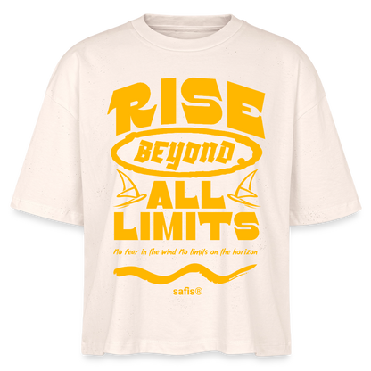 Detailansicht des gelben Backprints 'RISE BEYOND ALL LIMITS' auf einem naturweißen T-Shirt von safis®. Der Windsurf-Slogan 'No fear in the wind No limits on the horizon' ist in Schreibschrift zu sehen, darunter das safis® Logo.-rise all limits-  Frauen Boxy Bio-T-Shirt Nova - Natur