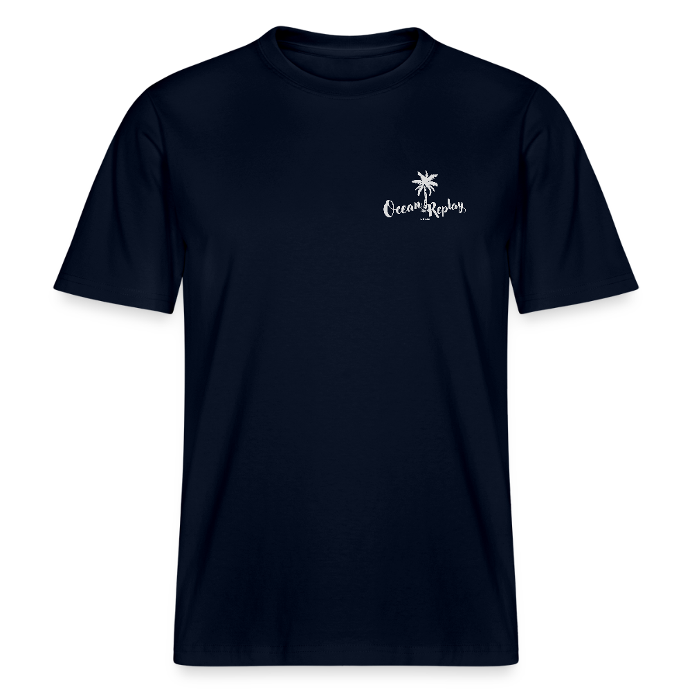 Vorder- und Rückansicht eines navyfarbenen Relaxed Fit T-Shirts mit weißem Ocean Replay Rückenprint, der Palmen und einen Windsurfer zeigt.