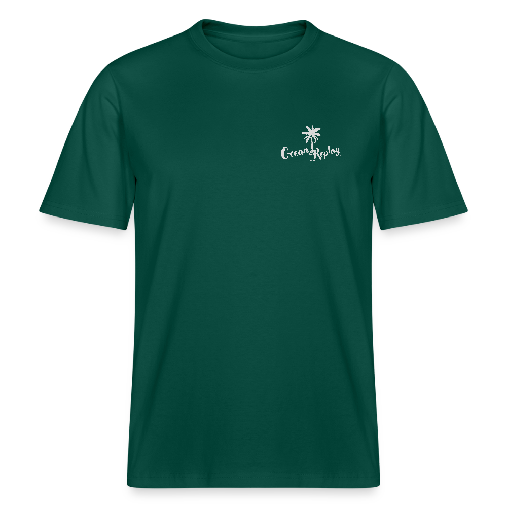 Vorder- und Rückansicht eines waldfarbenen Relaxed Fit T-Shirts mit weißem Ocean Replay Rückenprint, der Palmen und einen Windsurfer zeigt.