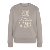 Frauen Premium Pullover -ride the waves- - Taupe