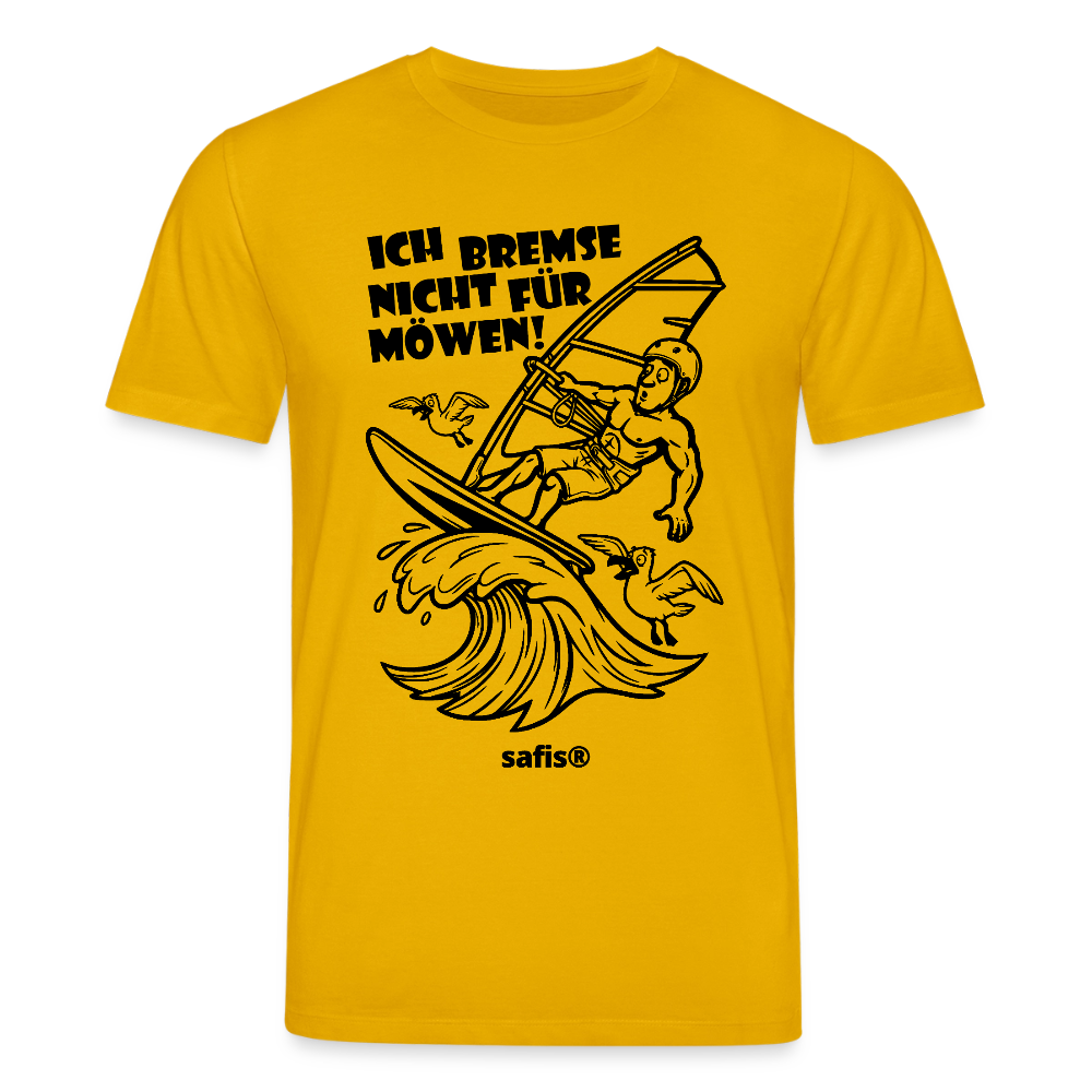 Schwarzer print vorn auf einem dunkelgelben safis® T-Shirt aus Bio-Baumwolle mit der Aufschrift 'ICH BREMSE NICHT FÜR MÖWEN!'. Die Cartoon-Grafik zeigt einen Windsurfer mit Helm auf einer Welle, umringt von fliegenden Möwen. -Möwe- Unisex Bio-T-Shirt CREATOR - Spektralgelb
