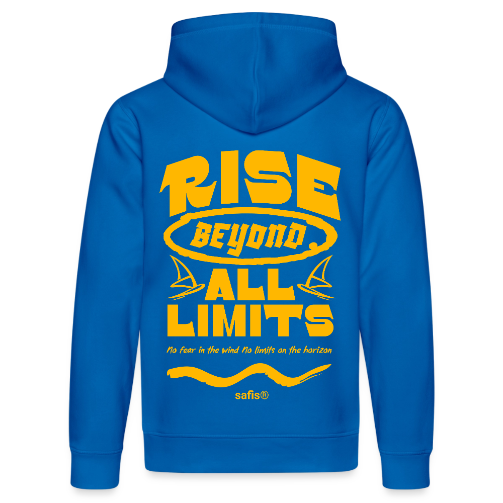 Detailansicht des gelben Backprints 'RISE BEYOND ALL LIMITS' auf einem königsblauen Hoodie von safis®. Der Windsurf-Slogan 'No fear in the wind No limits on the horizon' ist in Schreibschrift zu sehen, darunter das safis® Logo. -rise all limits- Unisex Bio-Hoodie DRUMMER - Königsblau
