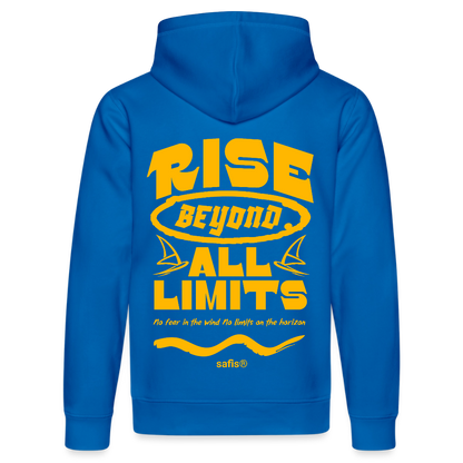 Detailansicht des gelben Backprints 'RISE BEYOND ALL LIMITS' auf einem königsblauen Hoodie von safis®. Der Windsurf-Slogan 'No fear in the wind No limits on the horizon' ist in Schreibschrift zu sehen, darunter das safis® Logo. -rise all limits- Unisex Bio-Hoodie DRUMMER - Königsblau