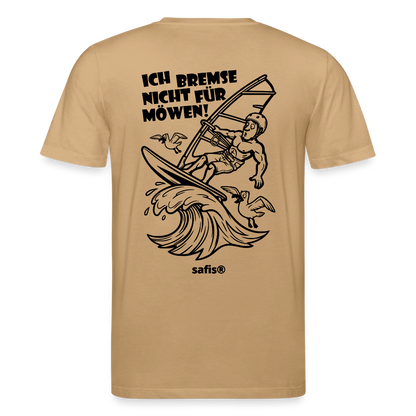 Schwarzer Backprint auf einem karamellfarbenem safis® T-Shirt aus Bio-Baumwolle mit der Aufschrift 'ICH BREMSE NICHT FÜR MÖWEN!'. Die Cartoon-Grafik zeigt einen Windsurfer mit Helm auf einer Welle, umringt von fliegenden Möwen. Nachhaltige Windsurf-Kleidung.-Möwe- Unisex Bio-T-Shirt CREATOR Backprint - Karamell 