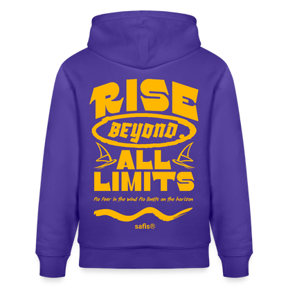 Detailansicht des gelben Backprints 'RISE BEYOND ALL LIMITS' auf einem strahlendblauem Hoodie von safis®. Der Windsurf-Slogan 'No fear in the wind No limits on the horizon' ist in Schreibschrift zu sehen, darunter das safis® Logo. -rise all limits- Unisex Bio-Hoodie CRUISER - Purple Love 