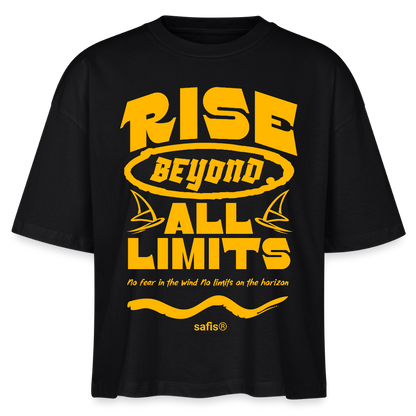 Detailansicht des gelben Backprints 'RISE BEYOND ALL LIMITS' auf einem schwarzen T-Shirt von safis®. Der Windsurf-Slogan 'No fear in the wind No limits on the horizon' ist in Schreibschrift zu sehen, darunter das safis® Logo.-rise all limits-  Frauen Boxy Bio-T-Shirt Nova - Schwarz