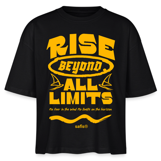 Detailansicht des gelben Backprints 'RISE BEYOND ALL LIMITS' auf einem schwarzen T-Shirt von safis®. Der Windsurf-Slogan 'No fear in the wind No limits on the horizon' ist in Schreibschrift zu sehen, darunter das safis® Logo.-rise all limits-  Frauen Boxy Bio-T-Shirt Nova - Schwarz