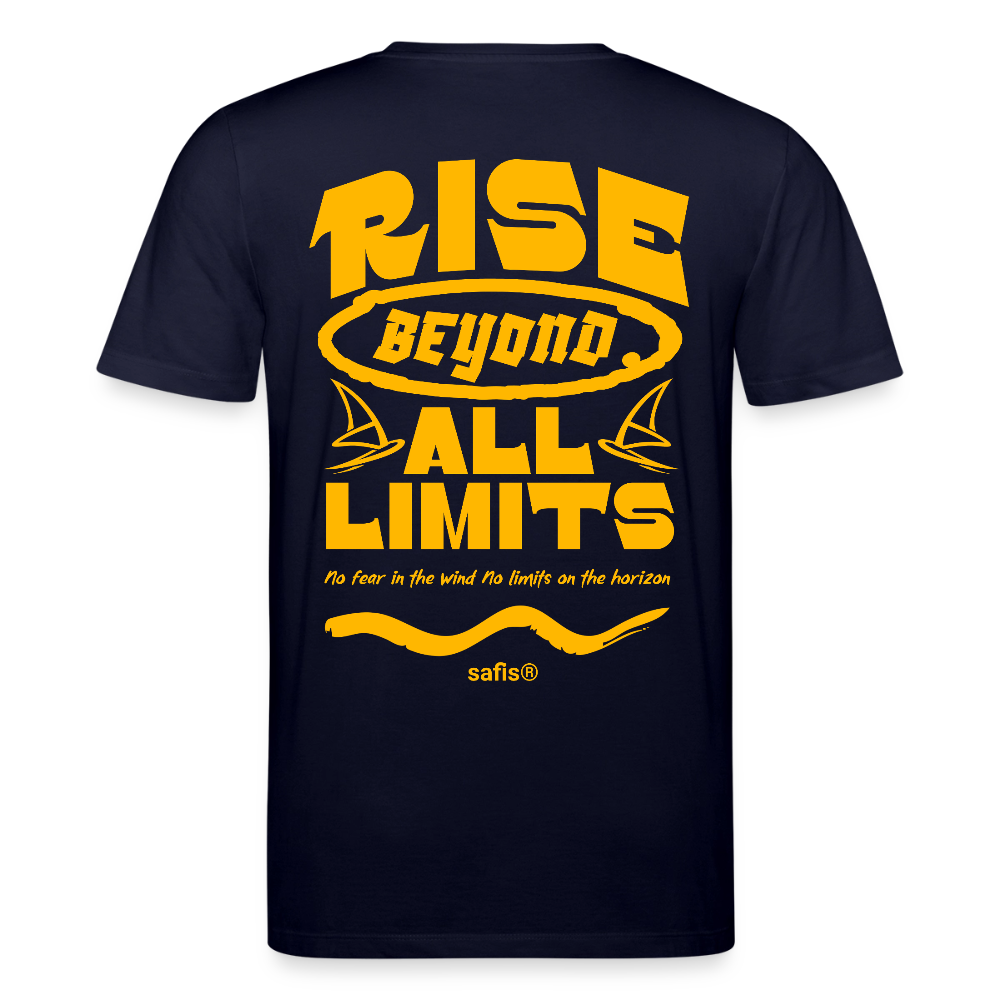 Detailansicht des gelben Backprints 'RISE BEYOND ALL LIMITS' auf einem navy T-Shirt von safis®. Der Windsurf-Slogan 'No fear in the wind No limits on the horizon' ist in Schreibschrift zu sehen, darüber das safis® Logo. Nachhaltige Windsurf-Kleidung. -rise all limits- Unisex Bio-T-Shirt CREATOR -backprint- - Navy
