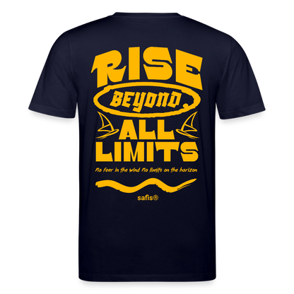 Detailansicht des gelben Backprints 'RISE BEYOND ALL LIMITS' auf einem navy T-Shirt von safis®. Der Windsurf-Slogan 'No fear in the wind No limits on the horizon' ist in Schreibschrift zu sehen, darüber das safis® Logo. Nachhaltige Windsurf-Kleidung. -rise all limits- Unisex Bio-T-Shirt CREATOR -backprint- - Navy