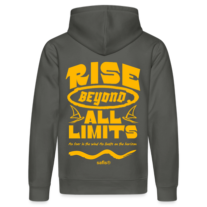 Detailansicht des gelben Backprints 'RISE BEYOND ALL LIMITS' auf einem anthrazitfarbenem Hoodie von safis®. Der Windsurf-Slogan 'No fear in the wind No limits on the horizon' ist in Schreibschrift zu sehen, darunter das safis® Logo. -rise all limits- Unisex Bio-Hoodie DRUMMER - Anthrazit