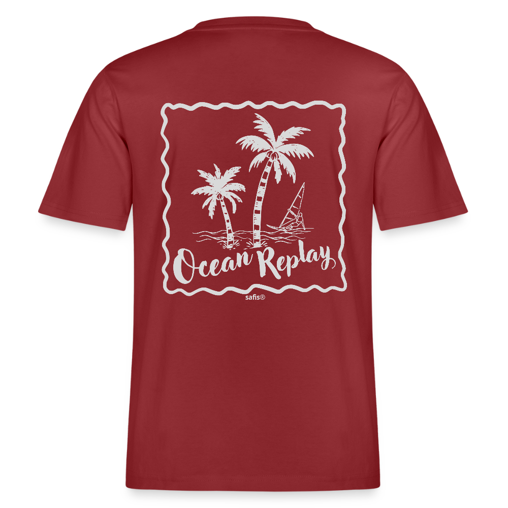 Vorder- und Rückansicht eines erdroten Relaxed Fit T-Shirts mit weißem Ocean Replay Rückenprint, der Palmen und einen Windsurfer zeigt.