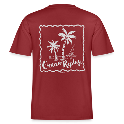Vorder- und Rückansicht eines erdroten Relaxed Fit T-Shirts mit weißem Ocean Replay Rückenprint, der Palmen und einen Windsurfer zeigt.