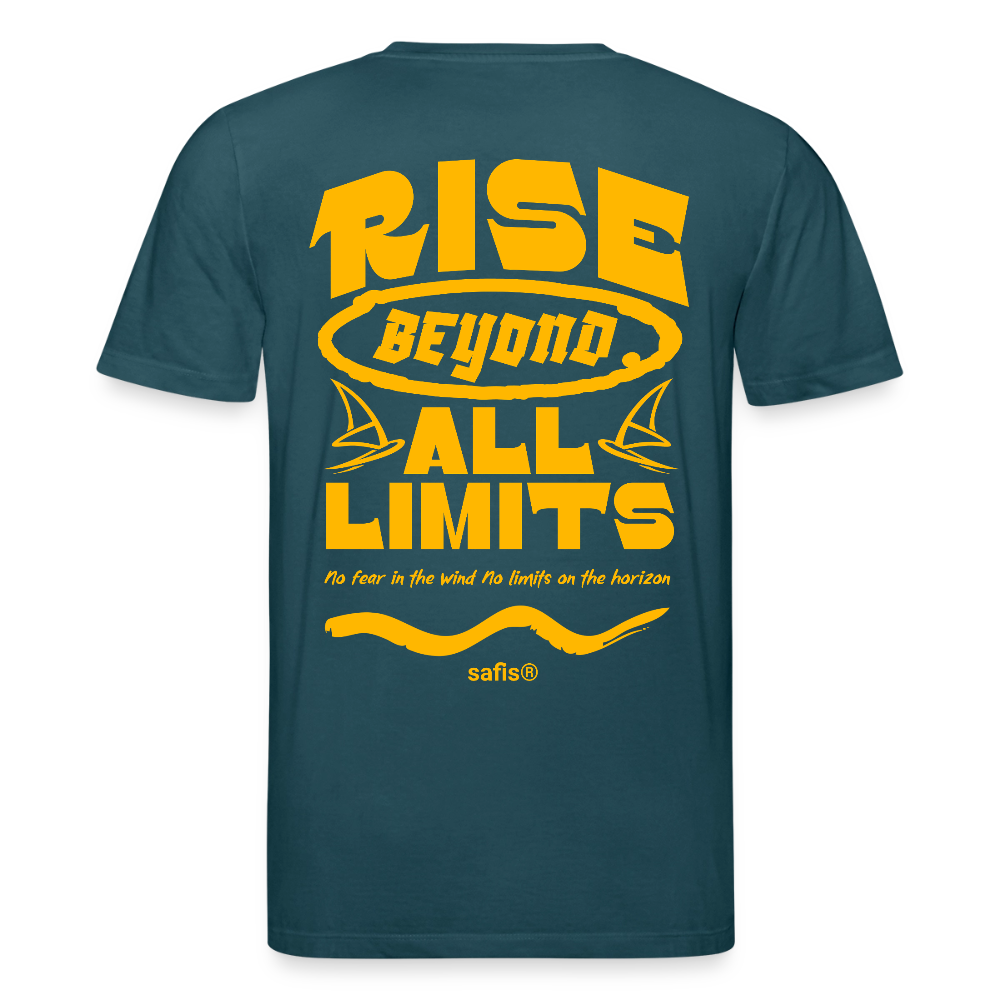 Detailansicht des gelben Backprints 'RISE BEYOND ALL LIMITS' auf einem dunkel petrolem T-Shirt von safis®. Der Windsurf-Slogan 'No fear in the wind No limits on the horizon' ist in Schreibschrift zu sehen, darüber das safis® Logo. Nachhaltige Windsurf-Kleidung. -rise all limits- Unisex Bio-T-Shirt CREATOR -backprint- - Dunkles Petrol