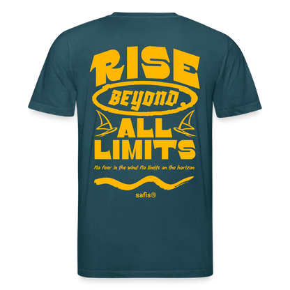 Detailansicht des gelben Backprints 'RISE BEYOND ALL LIMITS' auf einem dunkel petrolem T-Shirt von safis®. Der Windsurf-Slogan 'No fear in the wind No limits on the horizon' ist in Schreibschrift zu sehen, darüber das safis® Logo. Nachhaltige Windsurf-Kleidung. -rise all limits- Unisex Bio-T-Shirt CREATOR -backprint- - Dunkles Petrol