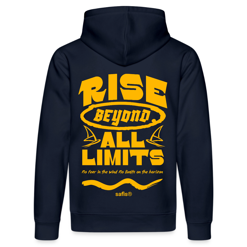 Detailansicht des gelben Backprints 'RISE BEYOND ALL LIMITS' auf einem dunkelblauen Hoodie von safis®. Der Windsurf-Slogan 'No fear in the wind No limits on the horizon' ist in Schreibschrift zu sehen, darunter das safis® Logo. -rise all limits- Unisex Bio-Hoodie DRUMMER - French Navy