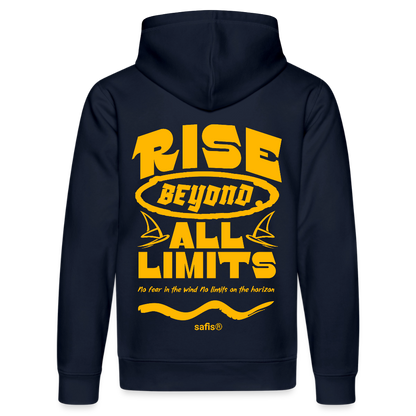 Detailansicht des gelben Backprints 'RISE BEYOND ALL LIMITS' auf einem dunkelblauen Hoodie von safis®. Der Windsurf-Slogan 'No fear in the wind No limits on the horizon' ist in Schreibschrift zu sehen, darunter das safis® Logo. -rise all limits- Unisex Bio-Hoodie DRUMMER - French Navy