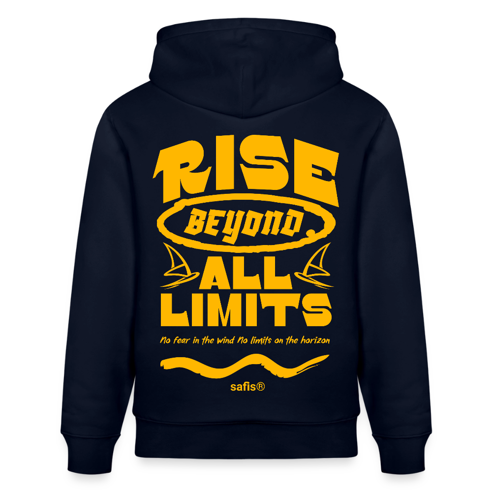 Detailansicht des gelben Backprints 'RISE BEYOND ALL LIMITS' auf einem navyfarbenem Hoodie von safis®. Der Windsurf-Slogan 'No fear in the wind No limits on the horizon' ist in Schreibschrift zu sehen, darunter das safis® Logo. -rise all limits- Unisex Bio-Hoodie CRUISER - Navy