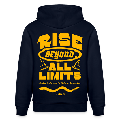 Detailansicht des gelben Backprints 'RISE BEYOND ALL LIMITS' auf einem navyfarbenem Hoodie von safis®. Der Windsurf-Slogan 'No fear in the wind No limits on the horizon' ist in Schreibschrift zu sehen, darunter das safis® Logo. -rise all limits- Unisex Bio-Hoodie CRUISER - Navy