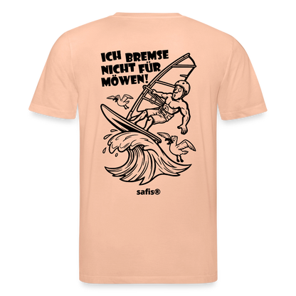 Schwarzer Backprint auf einem pfirsichfarbenen safis® T-Shirt aus Bio-Baumwolle mit der Aufschrift 'ICH BREMSE NICHT FÜR MÖWEN!'. Die Cartoon-Grafik zeigt einen Windsurfer mit Helm auf einer Welle, umringt von fliegenden Möwen. Nachhaltige Windsurf-Kleidung.-Möwe- Unisex Bio-T-Shirt CREATOR Backprint - Pfirsich
