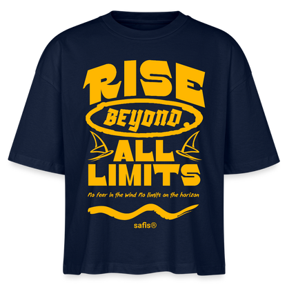 Detailansicht des gelben Backprints 'RISE BEYOND ALL LIMITS' auf einem dunkelblauen T-Shirt von safis®. Der Windsurf-Slogan 'No fear in the wind No limits on the horizon' ist in Schreibschrift zu sehen, darunter das safis® Logo.-rise all limits-  Frauen Boxy Bio-T-Shirt Nova - Navy