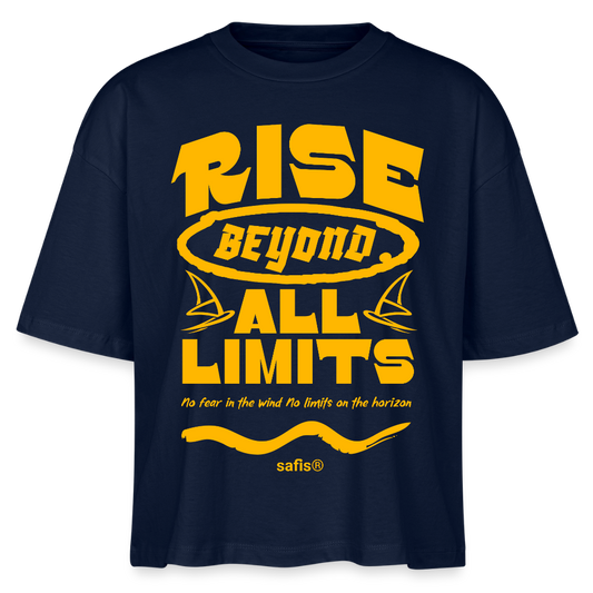 Detailansicht des gelben Backprints 'RISE BEYOND ALL LIMITS' auf einem dunkelblauen T-Shirt von safis®. Der Windsurf-Slogan 'No fear in the wind No limits on the horizon' ist in Schreibschrift zu sehen, darunter das safis® Logo.-rise all limits-  Frauen Boxy Bio-T-Shirt Nova - Navy