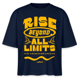 Detailansicht des gelben Backprints 'RISE BEYOND ALL LIMITS' auf einem dunkelblauen T-Shirt von safis®. Der Windsurf-Slogan 'No fear in the wind No limits on the horizon' ist in Schreibschrift zu sehen, darunter das safis® Logo.-rise all limits-  Frauen Boxy Bio-T-Shirt Nova - Navy