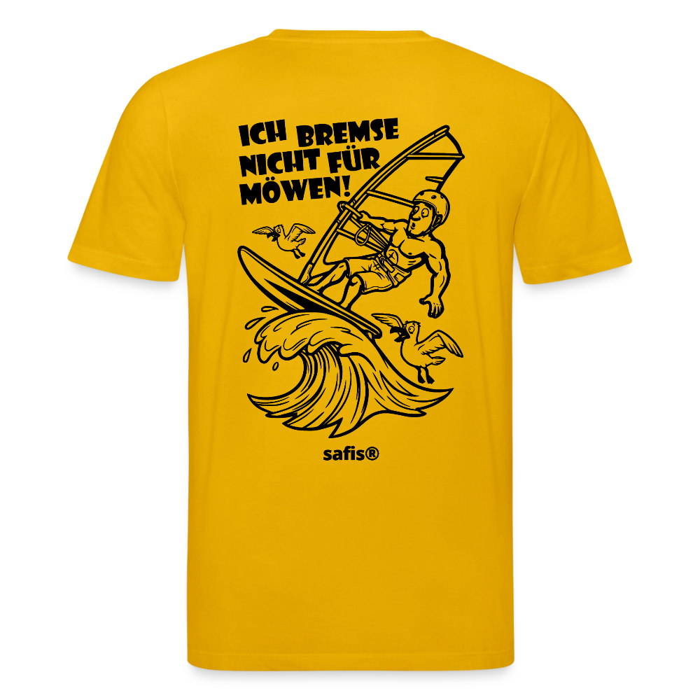 Schwarzer Backprint auf einem gelben safis® T-Shirt aus Bio-Baumwolle mit der Aufschrift 'ICH BREMSE NICHT FÜR MÖWEN!'. Die Cartoon-Grafik zeigt einen Windsurfer mit Helm auf einer Welle, umringt von fliegenden Möwen. Nachhaltige Windsurf-Kleidung.-Möwe- Unisex Bio-T-Shirt CREATOR Backprint - Spektralgelb