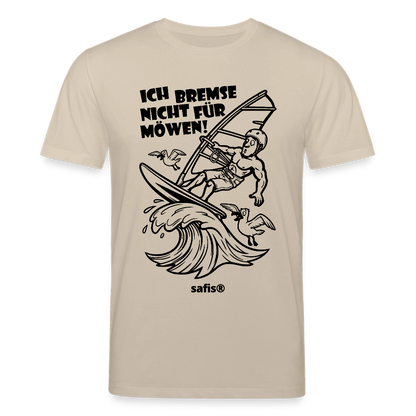 Schwarzer print vorn auf einem beigen safis® T-Shirt aus Bio-Baumwolle mit der Aufschrift 'ICH BREMSE NICHT FÜR MÖWEN!'. Die Cartoon-Grafik zeigt einen Windsurfer mit Helm auf einer Welle, umringt von fliegenden Möwen. -Möwe- Unisex Bio-T-Shirt CREATOR - Beige