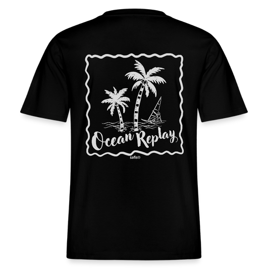 Vorder- und Rückansicht eines schwarzfarbenen Relaxed Fit T-Shirts mit weißem Ocean Replay Rückenprint, der Palmen und einen Windsurfer zeigt.