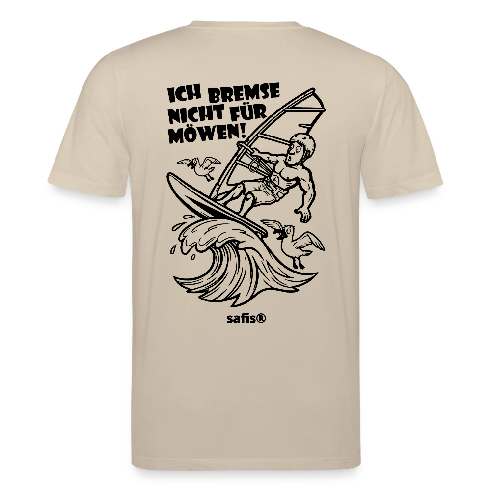 Schwarzer Backprint auf einem beigen safis® T-Shirt aus Bio-Baumwolle mit der Aufschrift 'ICH BREMSE NICHT FÜR MÖWEN!'. Die Cartoon-Grafik zeigt einen Windsurfer mit Helm auf einer Welle, umringt von fliegenden Möwen. Nachhaltige Windsurf-Kleidung.-Möwe- Unisex Bio-T-Shirt CREATOR Backprint - Beige